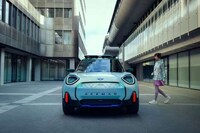 Spaceship-Like Mini Sedans Image 2