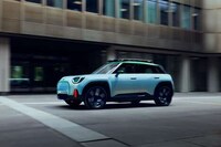 Spaceship-Like Mini Sedans Image 4