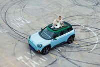 Spaceship-Like Mini Sedans Image 6