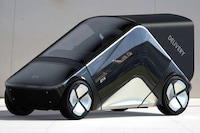 Boomerang-Shaped Urban Mobility Vehicles Image 4