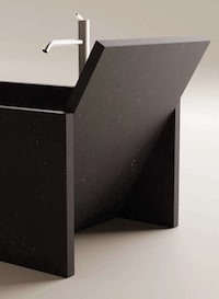 Museum-Like Bathroom Fixtures Image 4