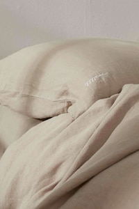 Minimalist Linen Bedding Image 2