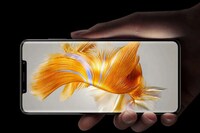 Symmetrically Balanced Smartphones Image 6