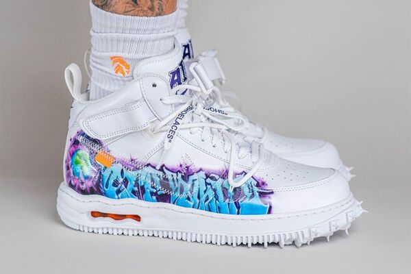 OFF-WHITE ハイフ アロ スケト トロストリンク フティ Sleek Graffiti-Adorned Sneakers : graffiti 1
