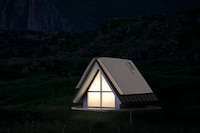 Cabin-Shaped Reading Lights Image 2