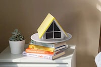 Cabin-Shaped Reading Lights Image 7