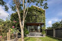 Green Garden-Surrounding Homes Image 2