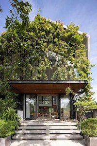 Green Garden-Surrounding Homes Image 3