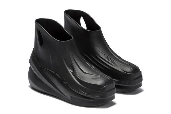 Futuristic All-Black Sleek Footwear : mono boot