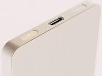 Stand-Equipped Smartphone Batteries Image 7