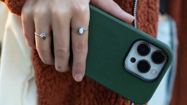 Magnetic Lens-Friendly Smartphone Cases Image 2