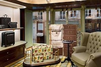 Luxe Luggage-Only Stores Image 3