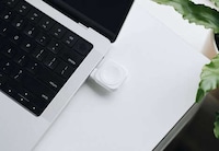 Cable-Free Smartwatch Chargers Image 2