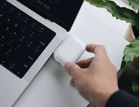 Cable-Free Smartwatch Chargers Image 4
