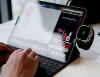 Cable-Free Smartwatch Chargers Image 5