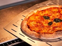 Commercial-Grade Pizza Pans Image 4
