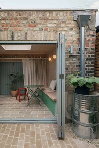 Light-Filled Garden Offices Image 2