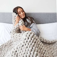 Chunky Knit Weighted Blankets Image 2
