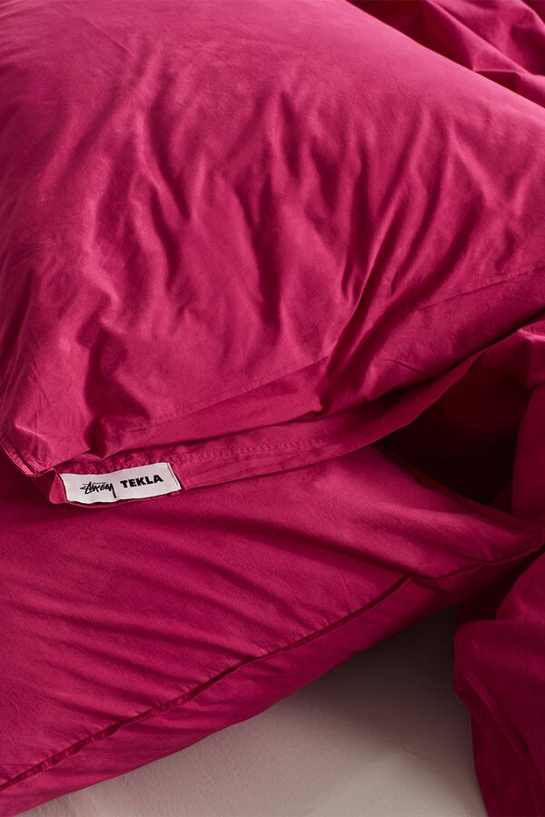 Cozy Berry-Colored Bedding