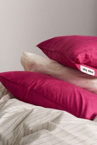 Cozy Berry-Colored Bedding Image 3