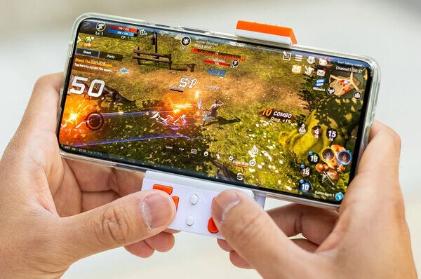 Compact Clip-On Gaming Controllers