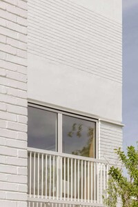 Open-Plan Natural Material Houses Image 2