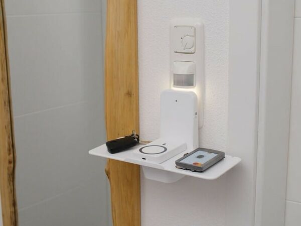 Outlet-Mounted Device Docks Image 2