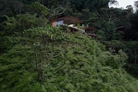 Minimal Ocean-Overlooking Villas Image 2