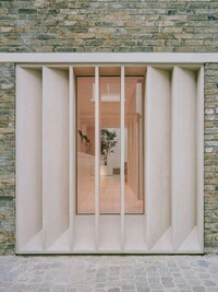 Renovated Oak-Facade Mews Home Image 2