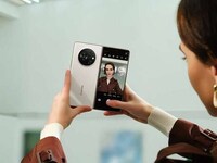 Dual-5G Fold-Out Smartphones Image 1