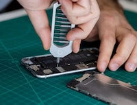 Compact Titanium Magnetic Screwdrivers Image 1