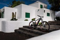 Desert Race Car-Inspired Bikes Image 1
