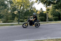 Powerful Folding E-Bikes Image 2
