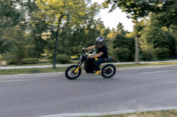 Powerful Folding E-Bikes Image 2