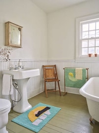 Colourfully Woven Bath Mats Image 2