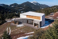 Snow Mountain Minimal Homes Image 3