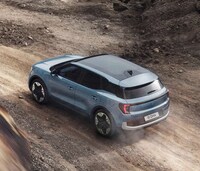 Sculpted Electric SUV Models Image 2