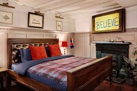 TV Show Pub Stays Image 2