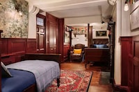 TV Show Pub Stays Image 4