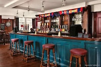 TV Show Pub Stays Image 5