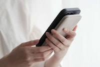 Power-Providing Smartphone Stands Image 2