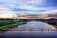Stunning Spokeless Ferris Wheels Image 4