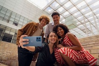 Curvaceous Flagship Smartphones Image 2