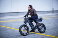 Moped-Mimicking eBikes Image 5
