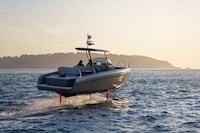 Central-Console Hydrofoil Boats Image 4