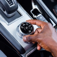 Muscular Hybrid SUVs Image 8