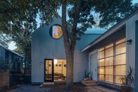 Birdhouse-Resembling Narrow Homes Image 3