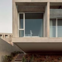 Sculptural Canteliver Concrete Houses Image 3