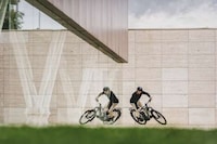 Shock-Absorbing Urban Bicycles Image 3