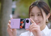 Compact Clamshell Smartphones Image 4
